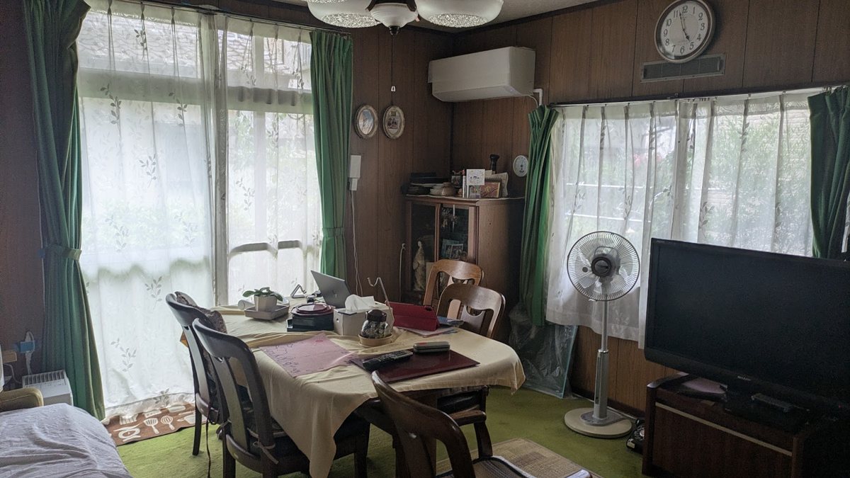 調査回答者の部屋。エアコンと扇風機が同じ部屋に置かれている