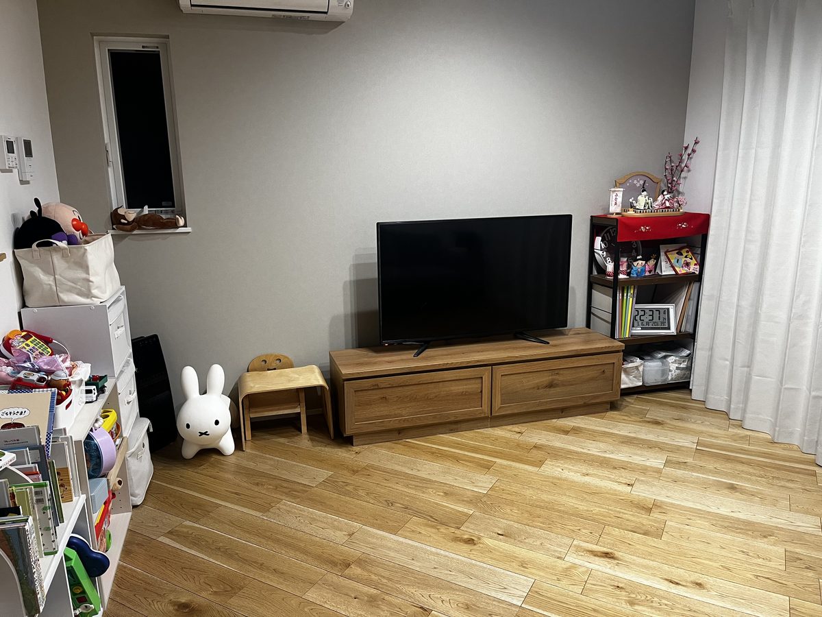 調査回答者のリビング。テレビ台とエアコンがある