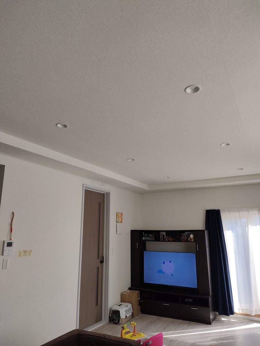 調査回答者のリビング。白い壁で、奥にテレビ台がある